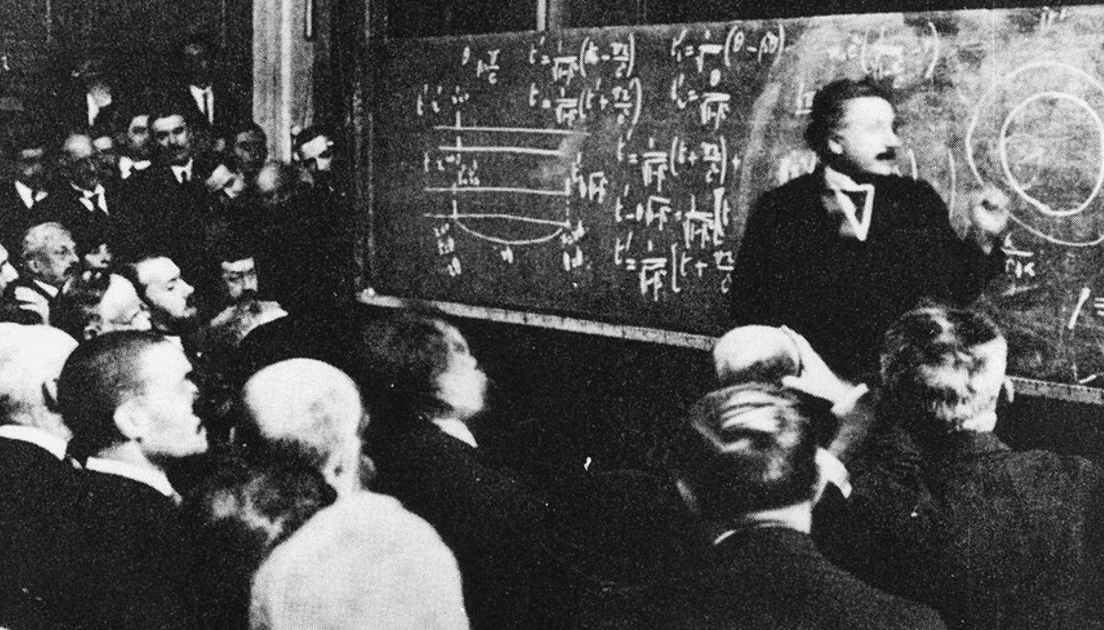 Retrato de un joven Albert Einstein en 1905, el año en que publicó sus revolucionarios artículos, conocido como su Annus Mirabilis.
