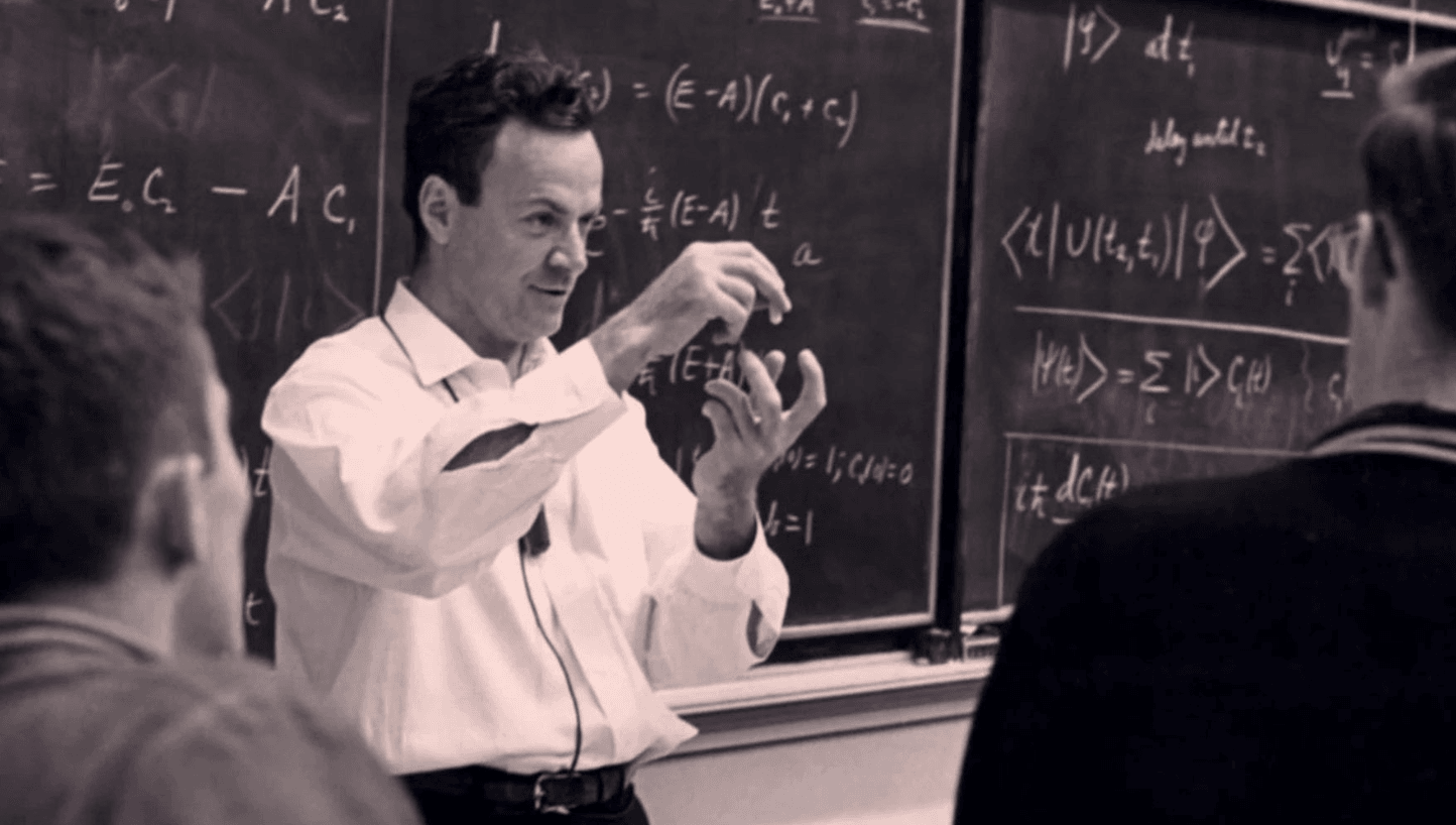 Richard Feynman en blanco y negro, gesticulando con energía y una sonrisa pícara mientras explica algo en una pizarra, capturando su personalidad carismática.