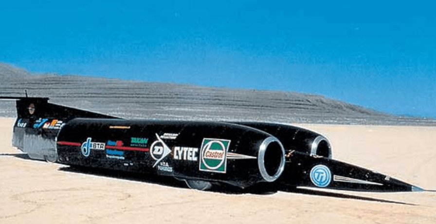 El coche supersónico ThrustSSC en el desierto de Black Rock, listo para su récord.