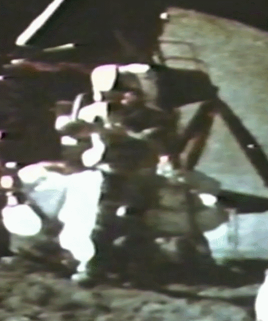 Experimento de caída del martillo y la pluma realizado por David Scott durante la misión Apollo 15. 